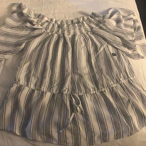 Brand new  XS never worn shoulder blouse super cute with jeans .